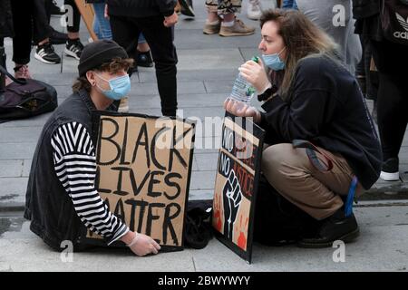 Southampton, Großbritannien. Juni 2020. Protestierende, die Gesichtsmasken tragen, halten während einer friedlichen Demonstration Plakate.Protestierende versammelten sich in der Guildhall in Southampton, als Teil eines weltweiten Black Lives Matter solidaritätsmarsches, der von den Aktivisten der Southampton University organisiert wurde, um Unterdrückung und Polizeibrutalität gegen Minderheiten zu demonstrieren. Quelle: SOPA Images Limited/Alamy Live News Stockfoto