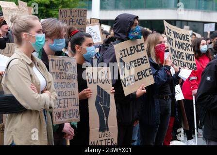Southampton, Großbritannien. Juni 2020. Während einer friedlichen Demonstration halten Demonstranten Plakate mit Gesichtsmasken.Demonstranten versammelten sich in der Guildhall in Southampton, als Teil eines weltweiten Black Lives Matter solidaritätsmarsches, der von den BLM-Aktivisten der Universität Southampton organisiert wurde, um Unterdrückung und Polizeibrutalität gegen Minderheiten zu demonstrieren. Quelle: SOPA Images Limited/Alamy Live News Stockfoto
