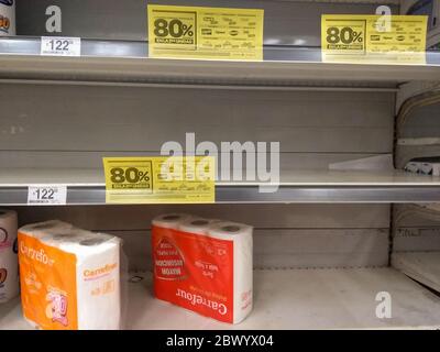 Mar del Plata, Argentinien. juni. Fast leere Supermarktregale. Konzept des Mangels. Im Zusammenhang mit Einkaufen für Toilettenpapier und Küchenrollen in der CO Stockfoto