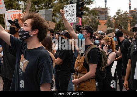 LOS ANGELES - 2. JUNI 2020: Black Lives Matter George Floyd protestiert am 2. Juni 2020 im Rathaus von Los Angeles und im Grand Park in der DTLA. Junge Demonstranten. Stockfoto