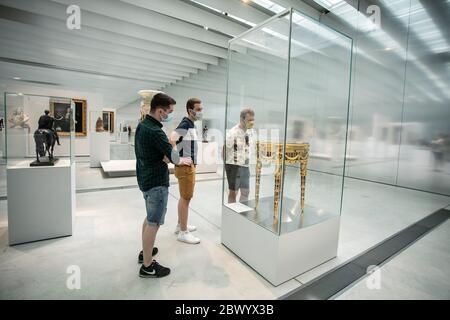 Paris, Frankreich. Juni 2020. Menschen, die Gesichtsmasken tragen, besuchen das Museum Louvre Lens am ersten Tag der Wiedereröffnung in Lens, Nordfrankreich, 3. Juni 2020. Frankreich trat am Dienstag in die zweite Phase der Lockerung der Lockdown ein. Museen können Besucher empfangen. Kredit: Sebastien Courdji/Xinhua/Alamy Live News Stockfoto