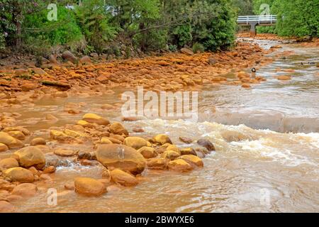 Der Queen River, der durch Queenstown fließt Stockfoto