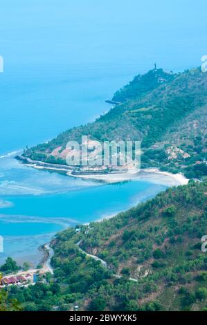 Ein schöner Strand und hügelige Gegend in Dili Timor Leste Stockfoto