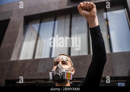 Columbus, USA. Mai 2020. Ein Protestierender hält während der Demonstration die Faust hoch.Demonstranten versammelten sich vor dem Staatshaus, um gegen den Mord an George Floyd unter Polizeigewahrsam zu protestieren. Kredit: Megan Jelinger/SOPA Images/ZUMA Wire/Alamy Live News Stockfoto