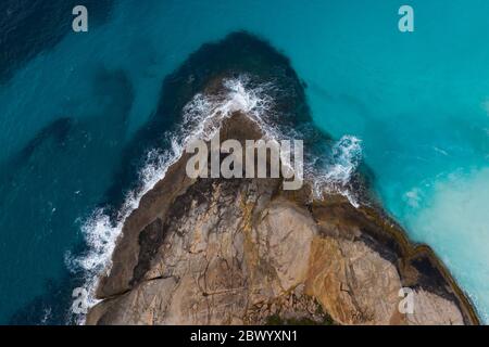 Blick von oben auf Felsen mit Wellenbrechern in der Hellfire Bay im Cape Le Grand Nationalpark, Esperance, Westaustralien Stockfoto