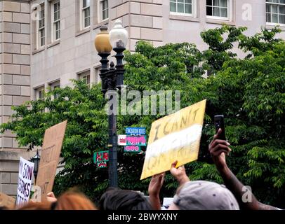 Protestierende mit einem Schild mit der Aufschrift "I can't Breathe" in der 16. Und H Straße bei einem Protest gegen den Mord an George Floyd durch die Polizei, Washington, DC, USA Stockfoto