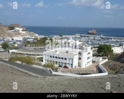 Muscat, Omans Hafenhauptstadt, liegt am Golf von Oman, umgeben von Bergen und Wüste. Oman, offiziell das Sultanat Oman, ist ein Land an der südöstlichen Küste der Arabischen Halbinsel in Westasien. Die Geschichte reicht bis in die Antike zurück und verbindet Hochhäuser und gehobene Einkaufszentren mit Wahrzeichen auf den Klippen wie den portugiesischen Festungen aus dem 16. Jahrhundert, Al Jalali und Mirani, die sich über dem Hafen von Muscat befinden. Stockfoto