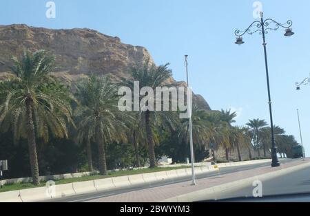 Muscat, Omans Hafenhauptstadt, liegt am Golf von Oman, umgeben von Bergen und Wüste. Oman, offiziell das Sultanat Oman, ist ein Land an der südöstlichen Küste der Arabischen Halbinsel in Westasien. Stockfoto