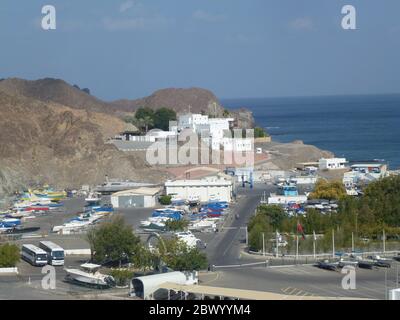 Muscat, Omans Hafenhauptstadt, liegt am Golf von Oman, umgeben von Bergen und Wüste. Oman, offiziell das Sultanat Oman, ist ein Land an der südöstlichen Küste der Arabischen Halbinsel in Westasien. Die Geschichte reicht bis in die Antike zurück und verbindet Hochhäuser und gehobene Einkaufszentren mit Wahrzeichen auf den Klippen wie den portugiesischen Festungen aus dem 16. Jahrhundert, Al Jalali und Mirani, die sich über dem Hafen von Muscat befinden. Stockfoto