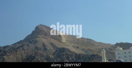 Muscat, Omans Hafenhauptstadt, liegt am Golf von Oman, umgeben von Bergen und Wüste. Oman, offiziell das Sultanat Oman, ist ein Land an der südöstlichen Küste der Arabischen Halbinsel in Westasien. Stockfoto