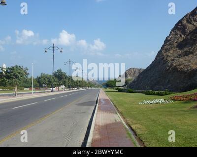 Muscat, Omans Hafenhauptstadt, liegt am Golf von Oman, umgeben von Bergen und Wüste. Oman, offiziell das Sultanat Oman, ist ein Land an der südöstlichen Küste der Arabischen Halbinsel in Westasien. Stockfoto