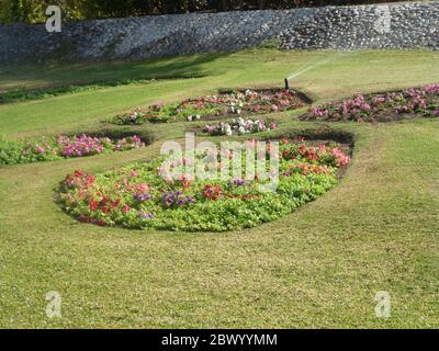 Muscat, Omans Hafenhauptstadt, liegt am Golf von Oman, umgeben von Bergen und Wüste. Oman, offiziell das Sultanat Oman, ist ein Land an der südöstlichen Küste der Arabischen Halbinsel in Westasien. Stockfoto