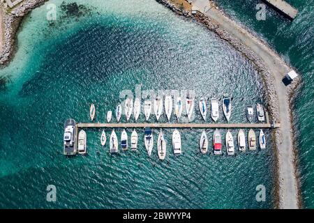 Blick von oben auf einen Steinsteg und Yachten am Liegeplatz in der Bucht von Esperance, Westaustralien Stockfoto