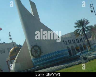 Muscat, Omans Hafenhauptstadt, liegt am Golf von Oman, umgeben von Bergen und Wüste. Oman, offiziell das Sultanat Oman, ist ein Land an der südöstlichen Küste der Arabischen Halbinsel in Westasien. Stockfoto