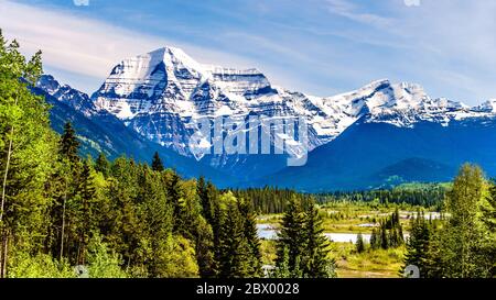 Der schneebedeckte Gipfel des Mount Robson, der höchste Gipfel der kanadischen Rockies in Mt. Robson Provincial Park, British Columbia, Kanada Stockfoto