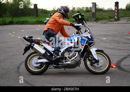 25-05-2020 Riga, Lettland. Motorradfahrer fährt auf Straße, Seitenansicht, Nahaufnahme. Stockfoto