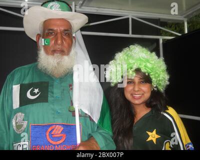 Links ist Chaudhry Abdul Jalil, bekannt als Chacha Cricket (Uncle Cricket), ist ein berühmtes pakistanisches Cricket-Maskottchen. Zusammen mit einem weiteren Pakistan-Unterstützer während der 2012 World T20 in Sri Lanka. Stockfoto