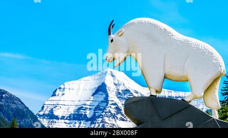 Nahaufnahme der Berggat auf dem Eingangsschild zum Mt. Robson Provincial Park, British Columbia, Kanada. Der Gipfel des Mt. Robson im Hintergrund Stockfoto