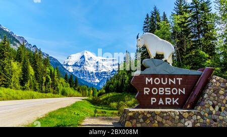 Das Eingangsschild zum Mt. Robson Provincial Park, British Columbia, Kanada. Mount Robson in der Ferne ist der höchste Gipfel in den kanadischen Rockies Stockfoto