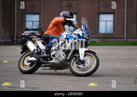 25-05-2020 Riga, Lettland. Motorradfahrer fährt auf Straße, Seitenansicht, Nahaufnahme. Stockfoto