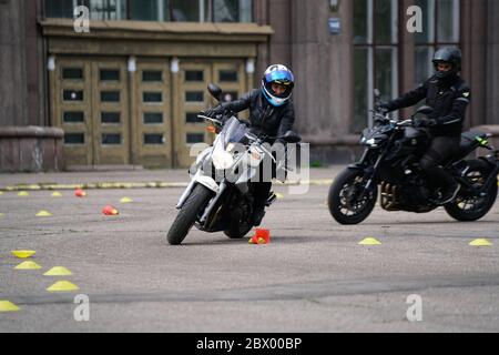 25-05-2020 Riga, Lettland. Motorradfahrer fährt auf Straße, Seitenansicht, Nahaufnahme. Stockfoto