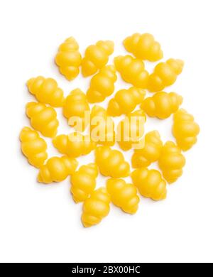Gnocchi, rohe italienische Pasta. Getrocknete Pasta isoliert auf weißem Hintergrund. Stockfoto