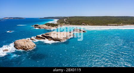 Blick hinter dem berühmten Felsvorsprung von Twilight Cove, Blick zurück auf den Strand; in der Nähe von Esperance in Westaustralien Stockfoto