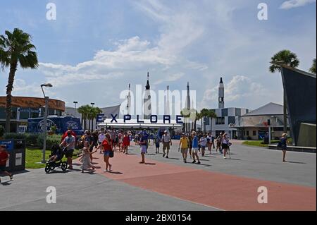 Kennedy Space Center, Merritt Island, Florida - 30. Mai 2020 - Eingang zum Besucherzentrum unter dem Schild, das "ERKUNDEN" liest. Stockfoto