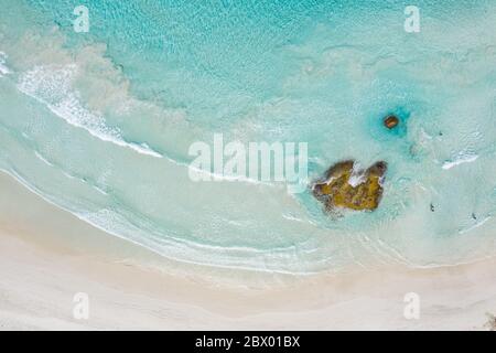 Blick von oben auf Felsen mit Schwimmer am Strand von Twilight Cove in Westaustralien Stockfoto