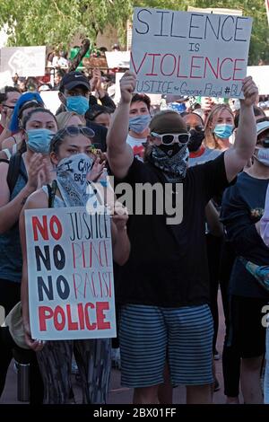 Tucson, Arizona, USA. Juni 2020. Black Lives Matter halten eine Kundgebung ab, um George Floyd an der Universität von Arizona in Tucson zu erinnern. Studenten der Universität sowie Mitglieder der Tucson kamen zusammen, um gegen den Mord an Floyd durch die Minneapolis-Polizei zu protestieren.Quelle: Christopher Brown/ZUMA Wire/Alamy Live News Stockfoto