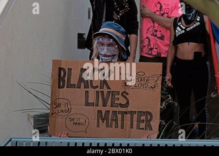 Tucson, Arizona, USA. Juni 2020. Black Lives Matter halten eine Kundgebung ab, um George Floyd an der Universität von Arizona in Tucson zu erinnern. Studenten der Universität sowie Mitglieder der Tucson kamen zusammen, um gegen den Mord an Floyd durch die Minneapolis-Polizei zu protestieren.Quelle: Christopher Brown/ZUMA Wire/Alamy Live News Stockfoto