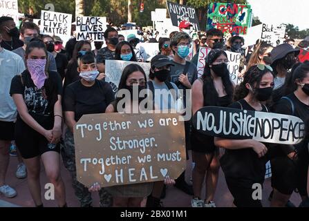 Tucson, Arizona, USA. Juni 2020. Black Lives Matter halten eine Kundgebung ab, um George Floyd an der Universität von Arizona in Tucson zu erinnern. Studenten der Universität sowie Mitglieder der Tucson kamen zusammen, um gegen den Mord an Floyd durch die Minneapolis-Polizei zu protestieren.Quelle: Christopher Brown/ZUMA Wire/Alamy Live News Stockfoto