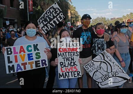 Tucson, Arizona, USA. Juni 2020. Black Lives Matter halten eine Kundgebung ab, um George Floyd an der Universität von Arizona in Tucson zu erinnern. Studenten der Universität sowie Mitglieder der Tucson kamen zusammen, um gegen den Mord an Floyd durch die Minneapolis-Polizei zu protestieren.Quelle: Christopher Brown/ZUMA Wire/Alamy Live News Stockfoto