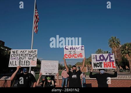 Tucson, Arizona, USA. Juni 2020. Black Lives Matter halten eine Kundgebung ab, um George Floyd an der Universität von Arizona in Tucson zu erinnern. Studenten der Universität sowie Mitglieder der Tucson kamen zusammen, um gegen den Mord an Floyd durch die Minneapolis-Polizei zu protestieren.Quelle: Christopher Brown/ZUMA Wire/Alamy Live News Stockfoto