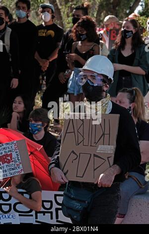 Tucson, Arizona, USA. Juni 2020. Black Lives Matter halten eine Kundgebung ab, um George Floyd an der Universität von Arizona in Tucson zu erinnern. Studenten der Universität sowie Mitglieder der Tucson kamen zusammen, um gegen den Mord an Floyd durch die Minneapolis-Polizei zu protestieren.Quelle: Christopher Brown/ZUMA Wire/Alamy Live News Stockfoto