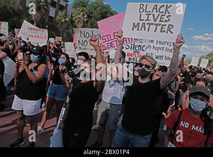 Tucson, Arizona, USA. Juni 2020. Black Lives Matter halten eine Kundgebung ab, um George Floyd an der Universität von Arizona in Tucson zu erinnern. Studenten der Universität sowie Mitglieder der Tucson kamen zusammen, um gegen den Mord an Floyd durch die Minneapolis-Polizei zu protestieren.Quelle: Christopher Brown/ZUMA Wire/Alamy Live News Stockfoto