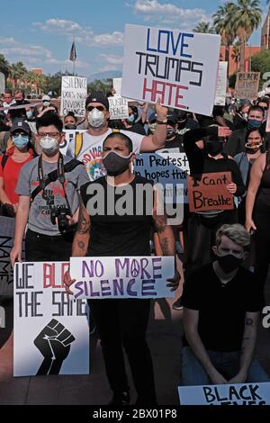 Tucson, Arizona, USA. Juni 2020. Black Lives Matter halten eine Kundgebung ab, um George Floyd an der Universität von Arizona in Tucson zu erinnern. Studenten der Universität sowie Mitglieder der Tucson kamen zusammen, um gegen den Mord an Floyd durch die Minneapolis-Polizei zu protestieren.Quelle: Christopher Brown/ZUMA Wire/Alamy Live News Stockfoto