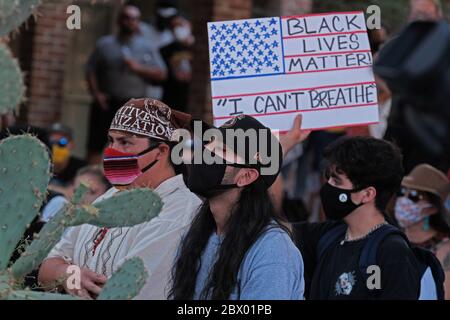 Tucson, Arizona, USA. Juni 2020. Black Lives Matter halten eine Kundgebung ab, um George Floyd an der Universität von Arizona in Tucson zu erinnern. Studenten der Universität sowie Mitglieder der Tucson kamen zusammen, um gegen den Mord an Floyd durch die Minneapolis-Polizei zu protestieren.Quelle: Christopher Brown/ZUMA Wire/Alamy Live News Stockfoto