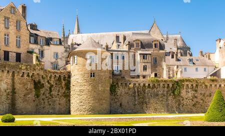 Vannes, alte Häuser im Wälle-Garten, mit der Kathedrale im Hintergrund Stockfoto
