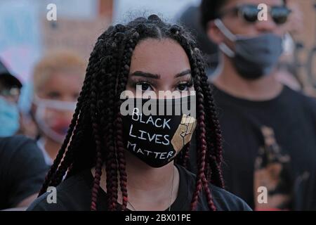 Tucson, Arizona, USA. Juni 2020. Black Lives Matter halten eine Kundgebung ab, um George Floyd an der Universität von Arizona in Tucson zu erinnern. Studenten der Universität sowie Mitglieder der Tucson kamen zusammen, um gegen den Mord an Floyd durch die Minneapolis-Polizei zu protestieren.Quelle: Christopher Brown/ZUMA Wire/Alamy Live News Stockfoto