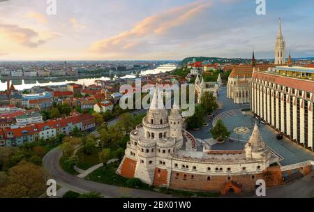 Fantastische Luftaufnahme über die Fihermans Bastion in Budapest Königliches Schloss. Ungarn. Berühmte Touristenattraktion an diesem Ort. Stockfoto