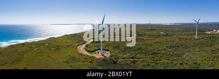 Luftpanorama der Windkraftanlagen mit Blick auf das Meer an der Küste der Esperance Wind Farm in Western Australia Stockfoto