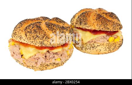 Thunfisch und Süßkornkäse schmelzen Sandwiches in Mohnsamen bedeckt Wiener Brötchen isoliert auf einem weißen Hintergrund Stockfoto