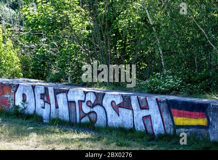 Berlin, Deutschland. Juni 2020. Graffiti aus dem Wort Deutsch und eine deutsche Flagge in Kaulsdorf. Quelle: Jens Kalaene/dpa-Zentralbild/ZB/dpa/Alamy Live News Stockfoto