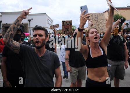 3. Juni 2020 - Orlando, Florida, USA - Demonstranten schreien Polizeibeamte während einer Demonstration gegen Polizeibrutalität und die Ermordung von George Floyd vor dem Orlando Polizeihauptquartier am 3. Juni 2020 in Orlando, Florida an. Proteste weiterhin im ganzen Land über den Tod von George Floyd, der am 25. Mai getötet wurde, während er in Minneapolis verhaftet. (Paul Hennessy/Alamy Live News) Stockfoto