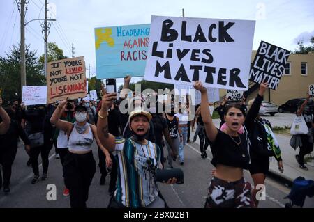 3. Juni 2020 - Orlando, Florida, USA - Demonstranten tragen Plakate, während sie am 3. Juni 2020 in Orlando, Florida, zum Rathaus von Orlando marschieren, während sie gegen Polizeibrutalität und die Ermordung von George Floyd demonstrieren. Proteste weiterhin im ganzen Land über den Tod von George Floyd, der am 25. Mai getötet wurde, während er in Minneapolis verhaftet. (Paul Hennessy/Alamy Live News) Stockfoto