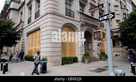 Geschäfte auf der New Yorks Madison Avenue, Heimat vieler Modemarken wie Ralph Lauren, werden mit dem Board-up-Board gesehen, um eine weitere Nacht möglicher Zerstörung, Plünderung und Gewalt im Gefolge des Protests erneut zu verhindern? St die Tötung von George Floyd, New York hat eine Sperrstunde um 20 Uhr verhängt, um zu versuchen, die Plünderungen und Gewalt zu stoppen oder einzudämmen, Mittwoch, 3. Juni 2020 in New York NY. (Foto: Jonas Gustavsson/Sipa USA) Quelle: SIPA USA/Alamy Live News Stockfoto