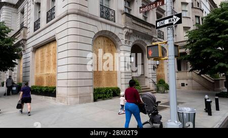 Geschäfte auf der New Yorks Madison Avenue, Heimat vieler Modemarken wie Ralph Lauren, werden mit dem Board-up-Board gesehen, um eine weitere Nacht möglicher Zerstörung, Plünderung und Gewalt im Gefolge des Protests erneut zu verhindern? St die Tötung von George Floyd, New York hat eine Sperrstunde um 20 Uhr verhängt, um zu versuchen, die Plünderungen und Gewalt zu stoppen oder einzudämmen, Mittwoch, 3. Juni 2020 in New York NY. (Foto: Jonas Gustavsson/Sipa USA) Quelle: SIPA USA/Alamy Live News Stockfoto