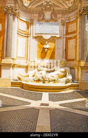 Der Marforio-Brunnen im Innenhof des Palazzo Nuovo in Rom, Italien Stockfoto