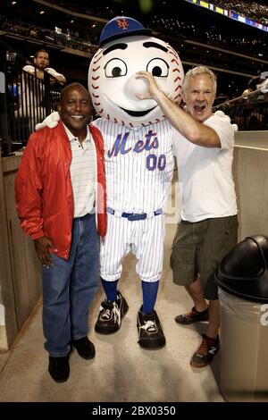 Queens, NY, USA. 23 Juli 2015. Ehemaliger Yankee, Billy Sample, Mr. Met, Schauspieler, Gerald McCullouch im Los Angeles Dodgers vs. Das New York Mets Spiel auf Citi Field. Kredit: Steve Mack/Alamy Stockfoto